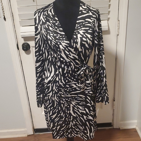 Donna Morgan Dresses & Skirts - Donna Morgan Black and White Long Sleeve Dress NWT